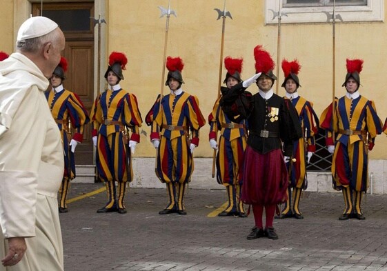 El Papa Francisco pasa frente a la Guardia Suiza tras una audiencia privada