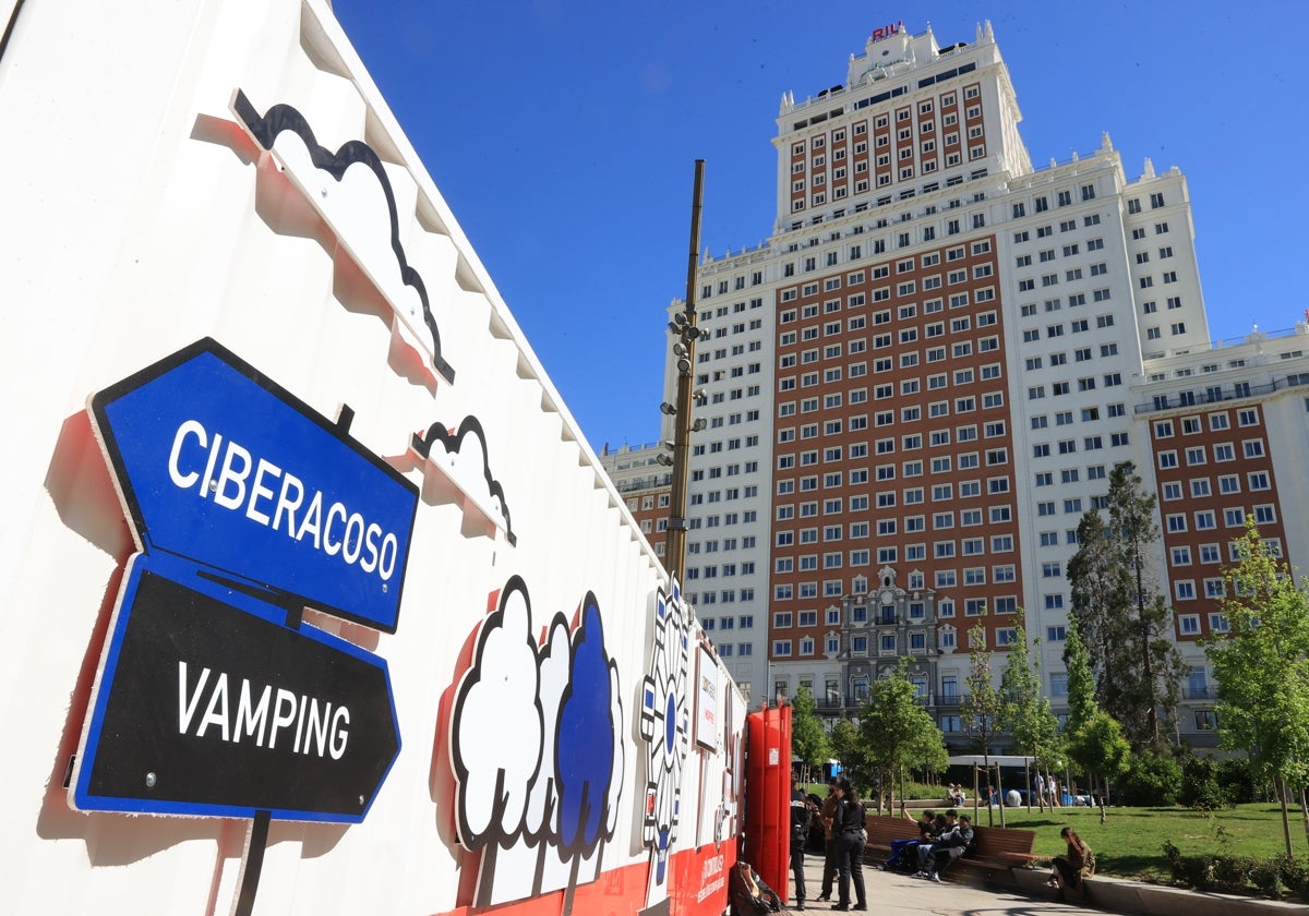 Un stand que Mapfre, en colaboración con la Policía Nacional, instaló el pasado mes de abril en la Plaza de España de Madrid para prevenir de las estafas digitales