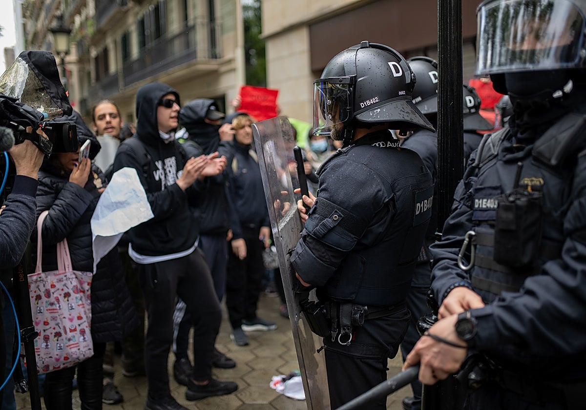 En vídeo: Unos 500 estudiantes cortan la Gran Vía de Barcelona en apoyo a Palestina | Foto: Agentes de los Mossos d'Esquadra custodiando la sede de la Oficina de la Generalitat