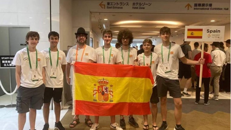 Rubén (sujetando el cartel de España) junto a sus compañeros de la Olimpiada Matemática Internacional en Japón