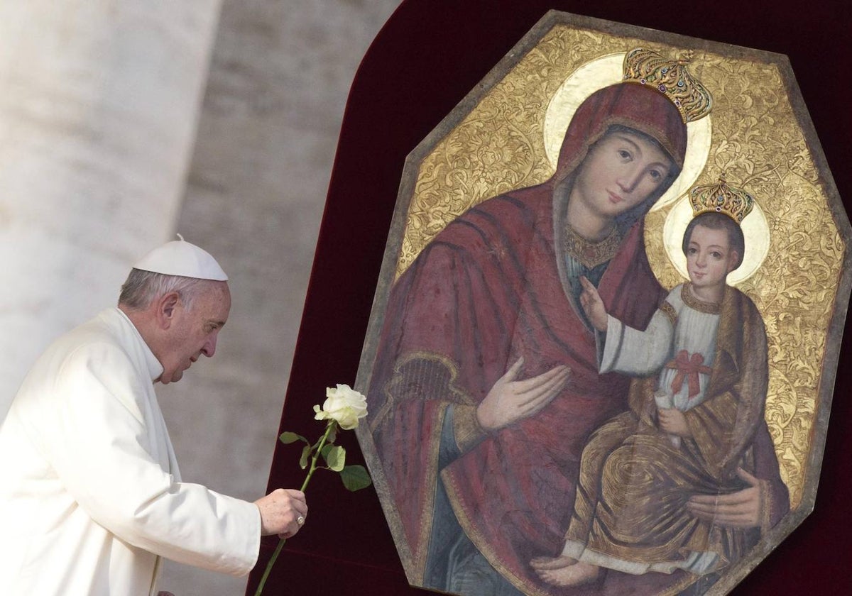 Papa Francisco con una imagen de la Virgen María y el Niño Jesús