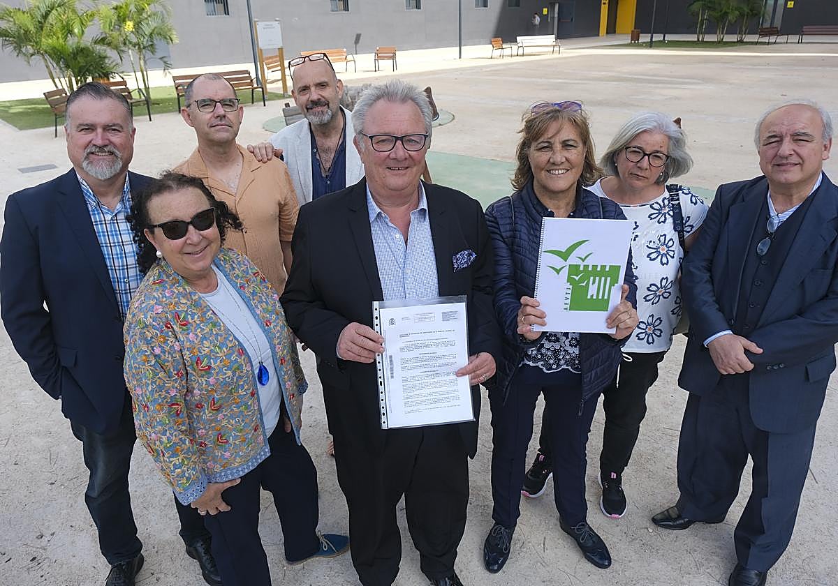 Extestigos de Jehová con el logo de la asociación