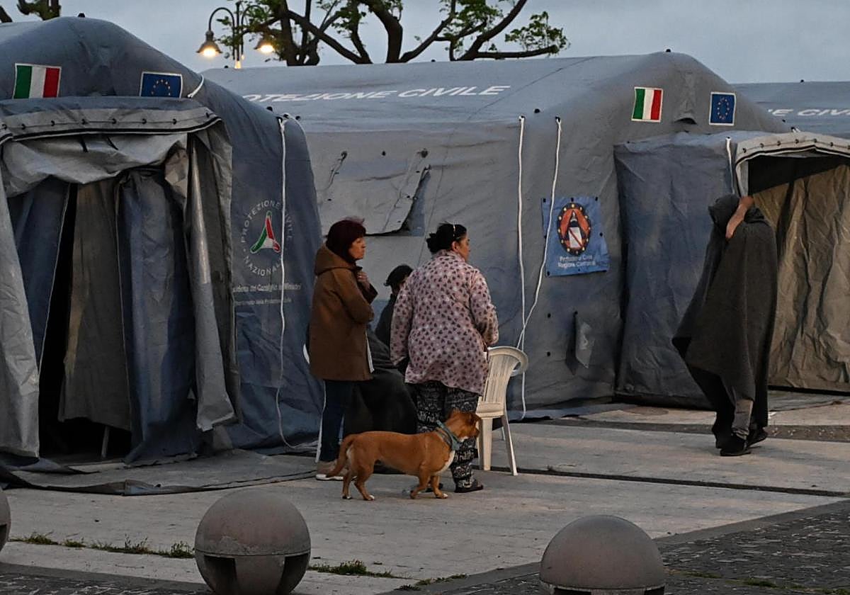 Ciudadanos de Pozzuoli en dos campamentos de tiendas de campaña instalados por Protección Civil en las zonas del puerto y del paseo marítimo de Pertini, Nápoles