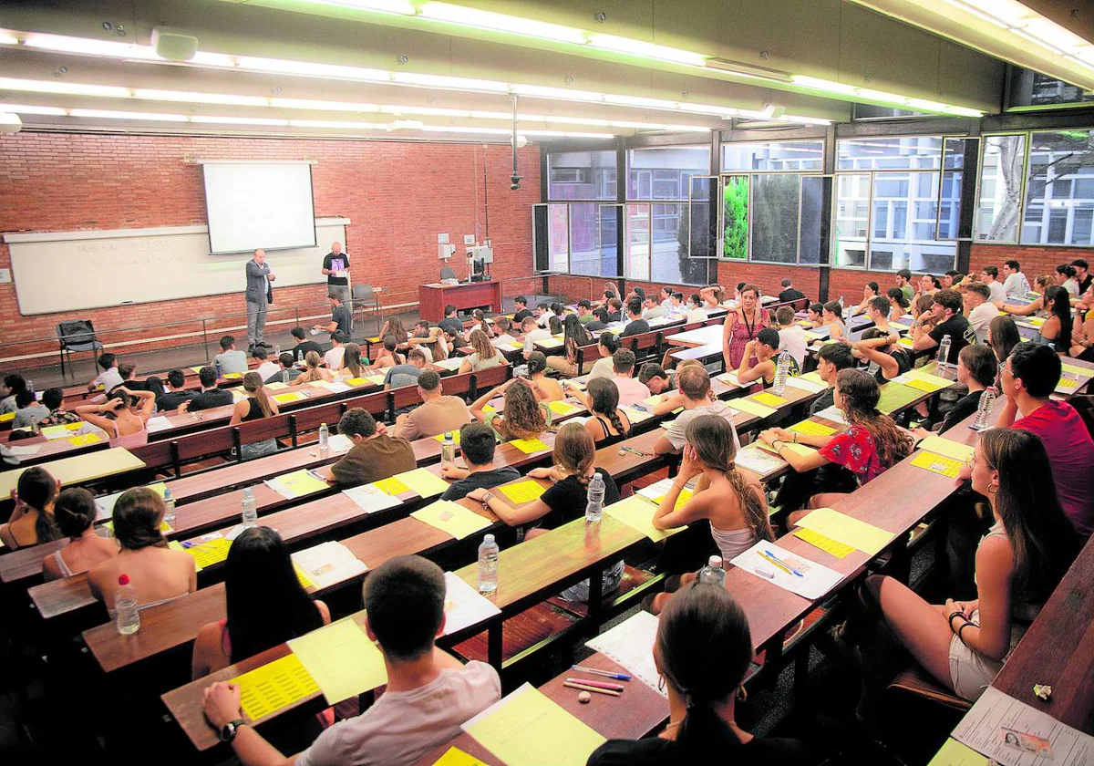 Varios alumnos antes de comenzar la selectividad en Barcelona
