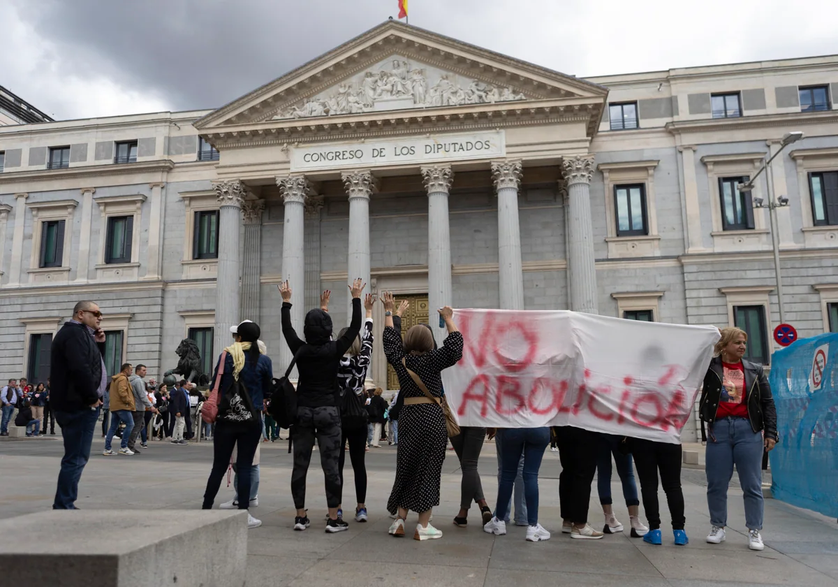 La prostitución rompe a los socios de investidura y el PSOE se queda solo