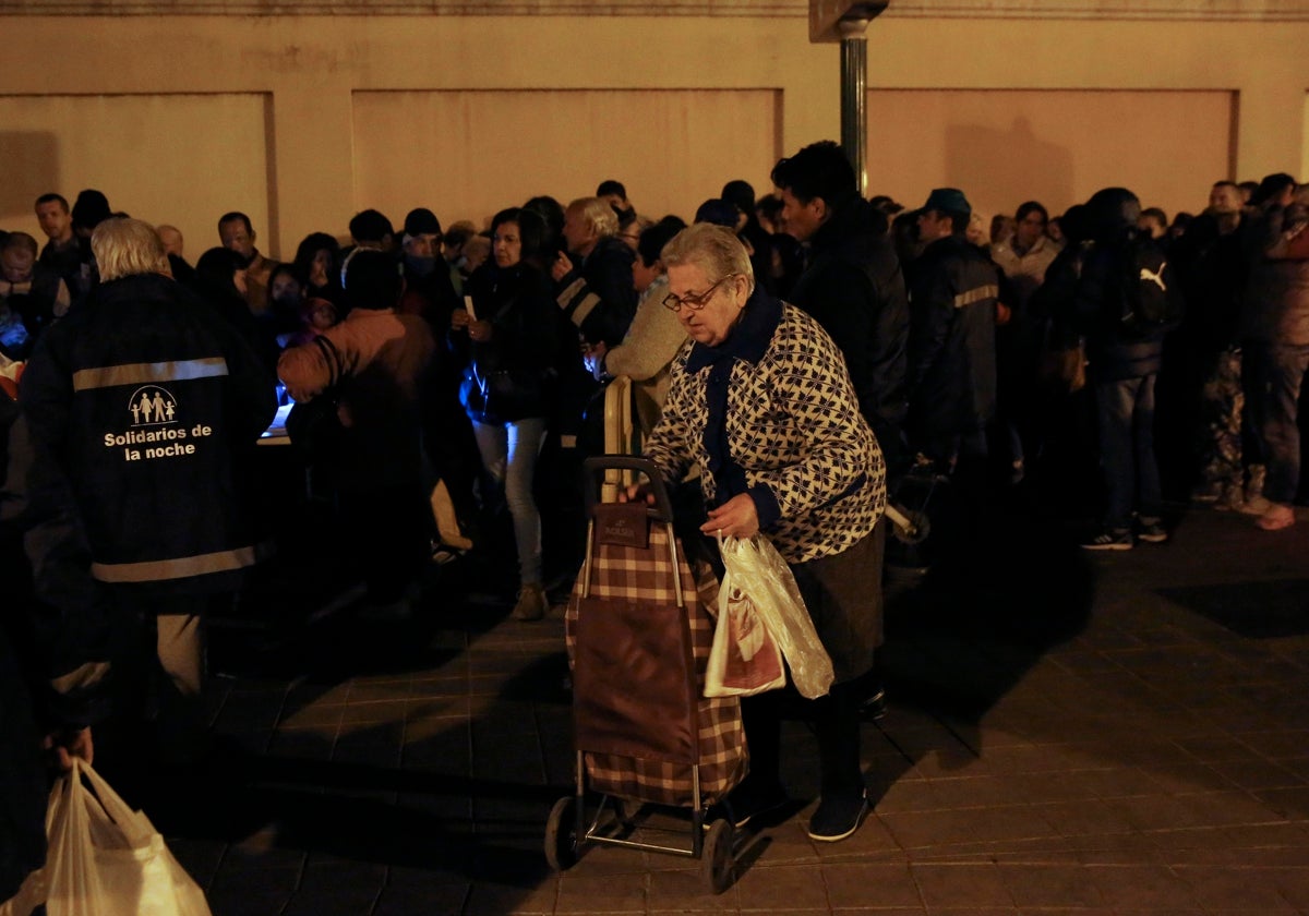 Centenares de familias vulnerables, cuyos miembros no viven todos en el mismo domicilio, o que no tienen hijos menores de 18 años a cargo, van a quedar excluidas de esos vales canjeables