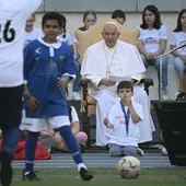 El Papa se reúne con decenas de niños en Roma y les pide «construir un mundo de paz, un mundo que tiene un futuro»