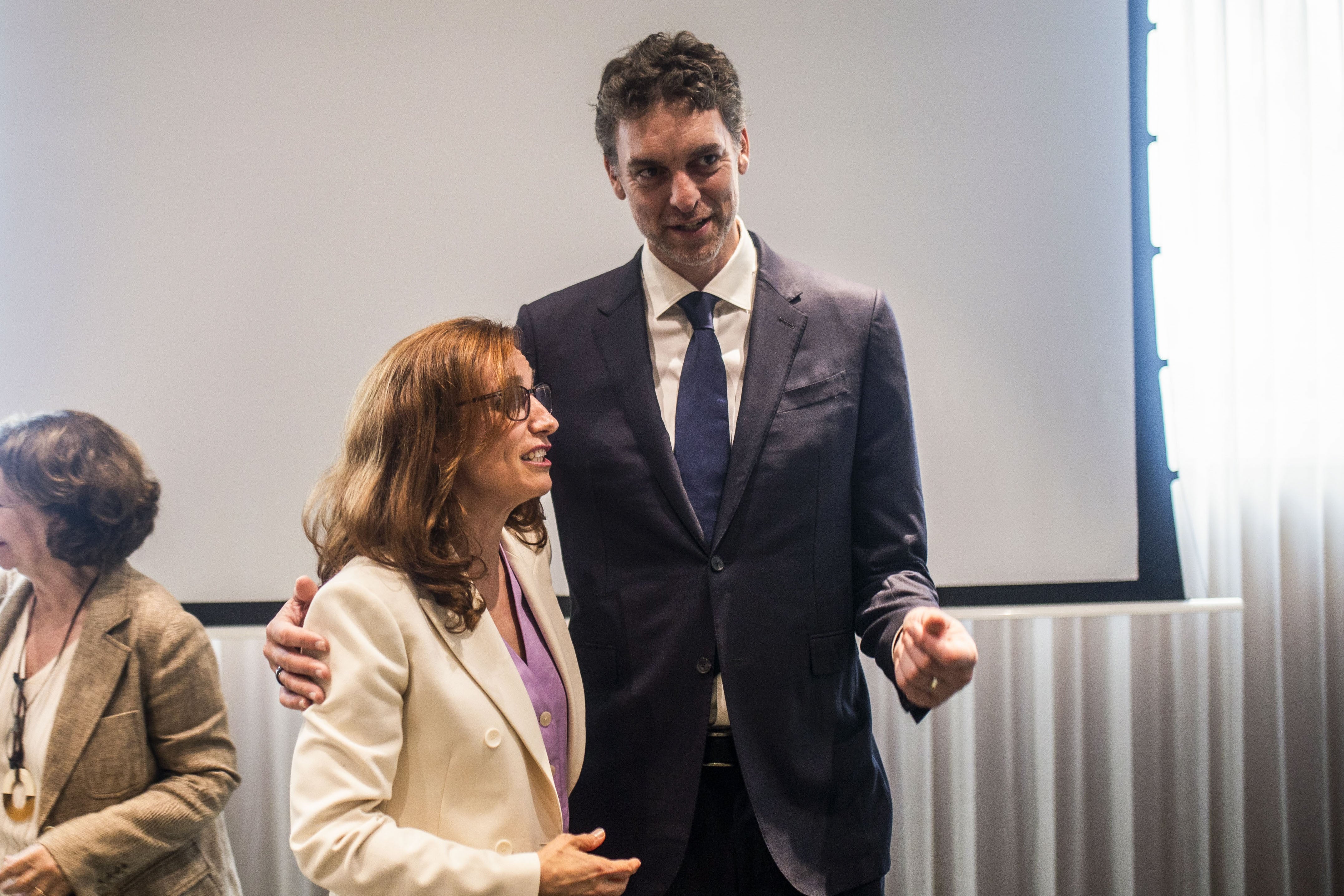 La ministra de Sanidad, Mónica García, y el jugador de baloncesto Pau Gasol