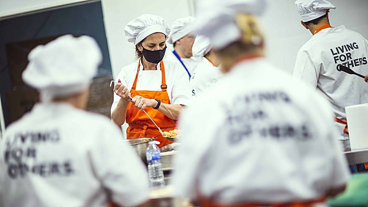 Cocineros trabajando en el proyecto «Cocina social Vistalegre»