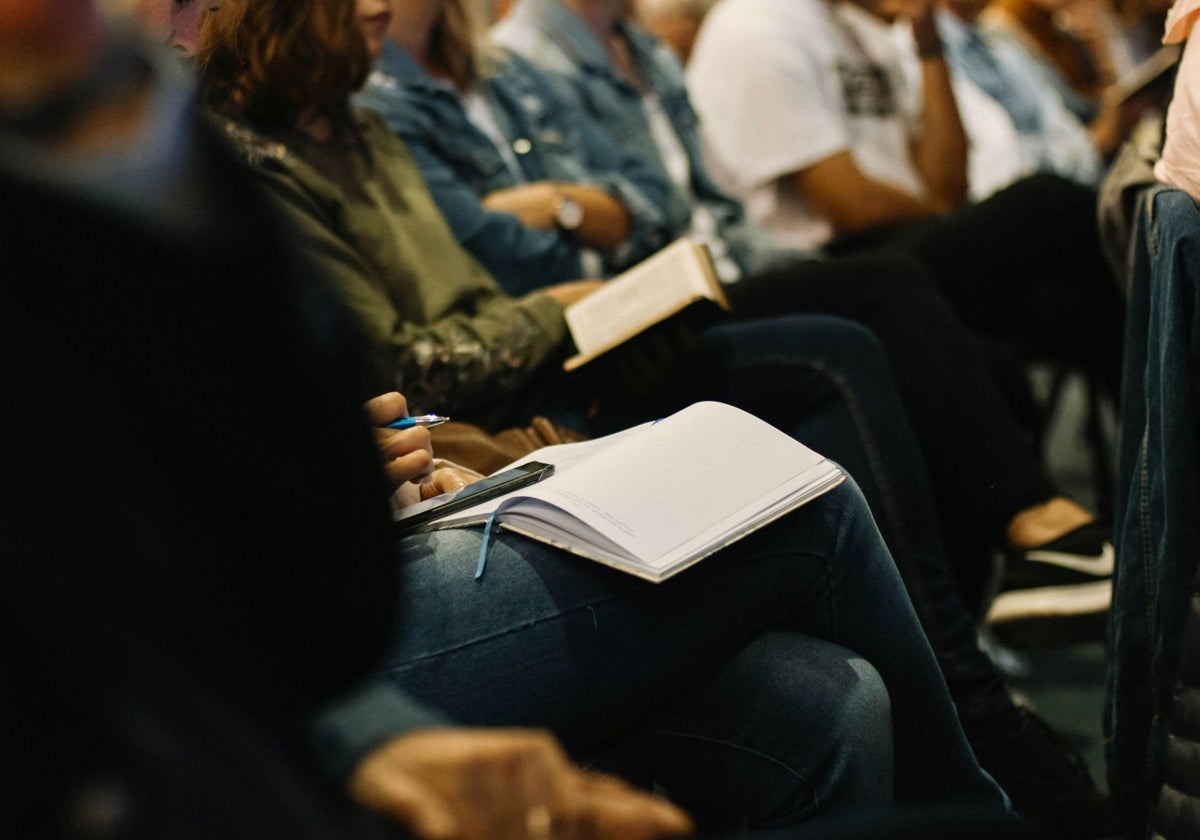 Imagen de jóvenes estudiando