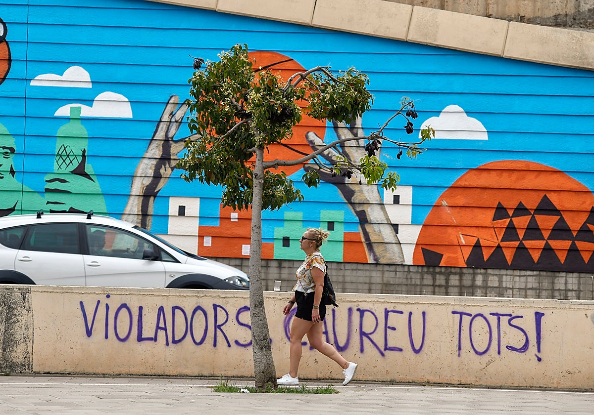 Exterior con pintadas del recinto Màgic de Badalona, donde se denunciaron diversas violaciones en 2023