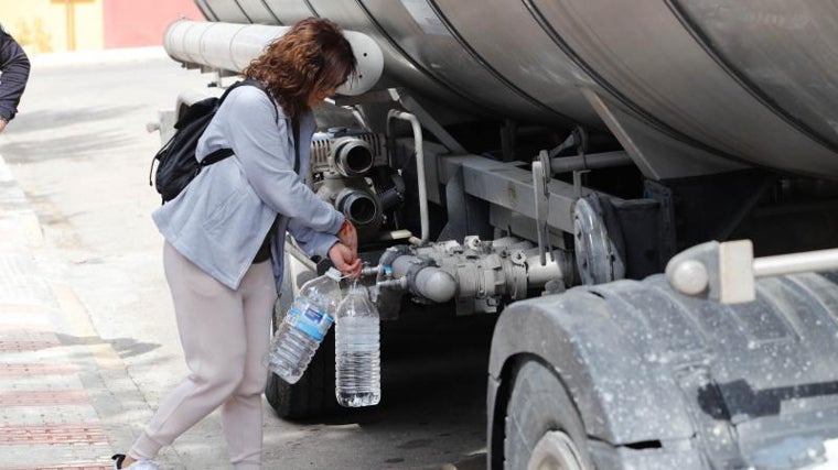 Vecinos recogiendo agua potable