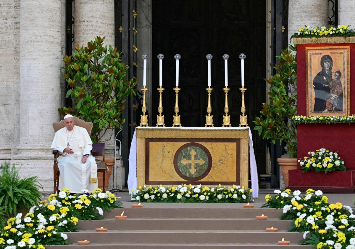 El Papa espera la llegada de la procesión en el exterior de la basílica de Santa María la Mayor