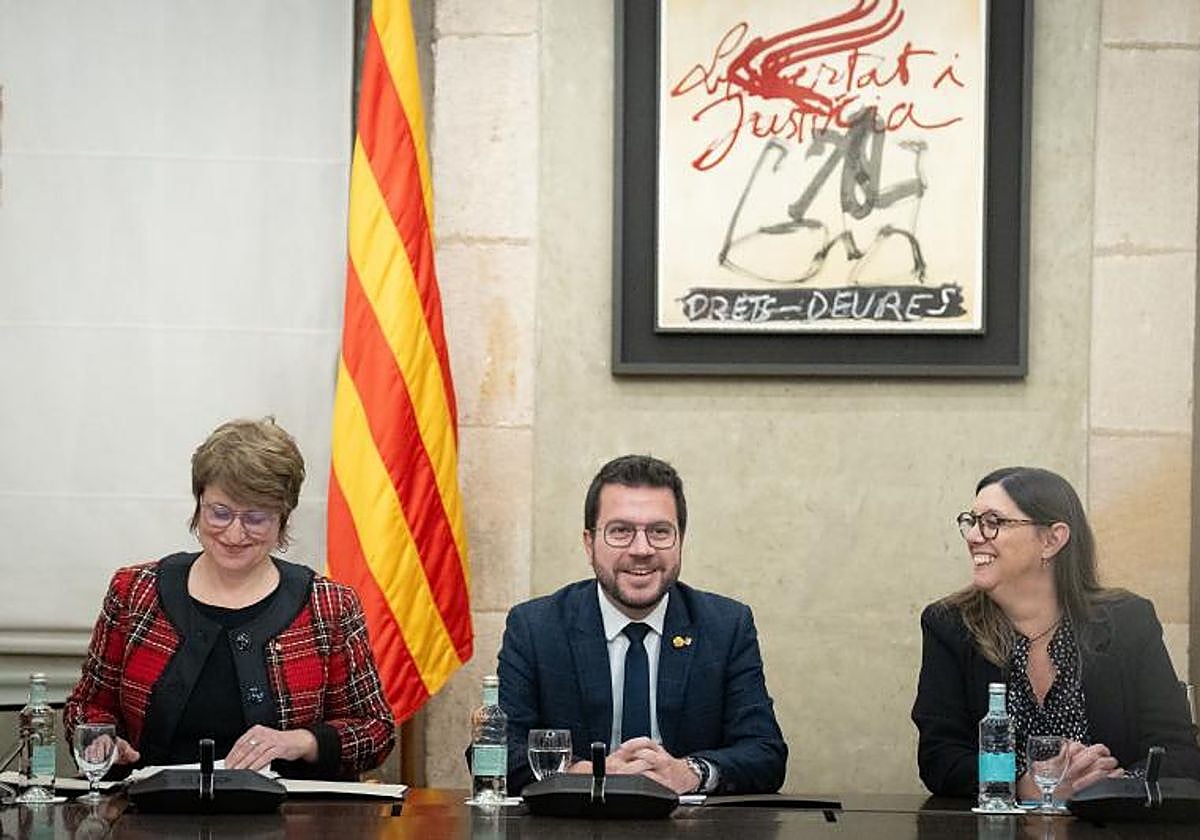 La consejera de Educación, Anna Simó; el presidente de la Generalitat, Pere Aragonès; y la secretaria general de Educación, Patricia Gomá, en una reunión de diciembre de 2023