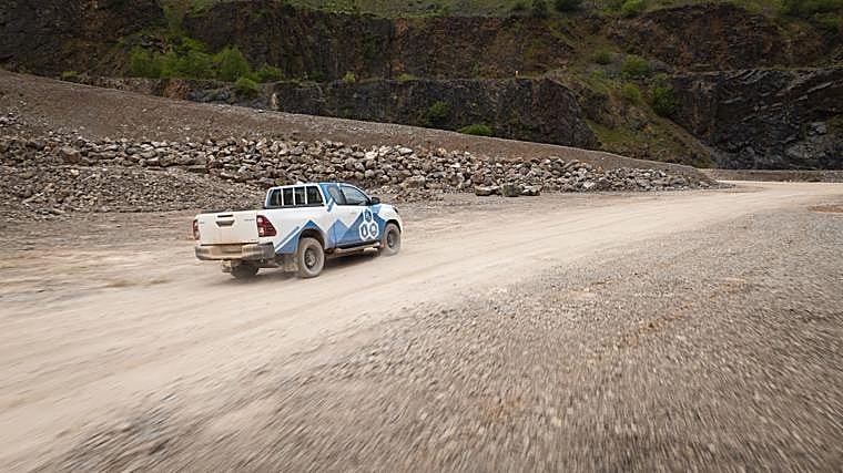 Toyota trabaja en la última fase de desarrollo del prototipo Hilux H2, en la cantera de JCB en Ramshorn, al sur de Mánchester (Inglaterra), donde se evalúa la capacidad de este modelo que incorpora una pila de combustible de hidrógeno