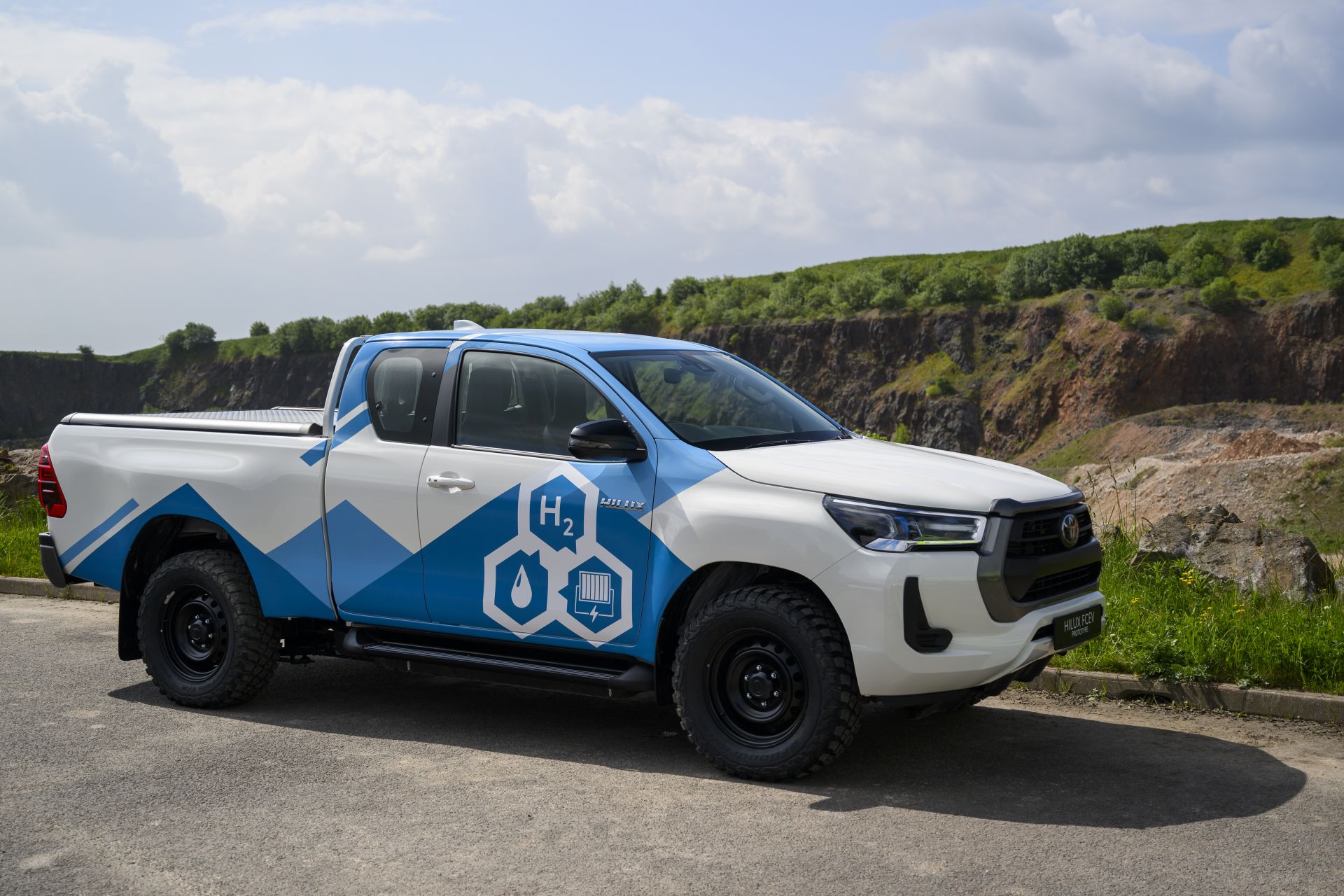 Toyota trabaja en la última fase de desarrollo del prototipo Hilux H2, en la cantera de JCB en Ramshorn, al sur de Mánchester (Inglaterra), donde se evalúa la capacidad de este modelo que incorpora una pila de combustible de hidrógeno