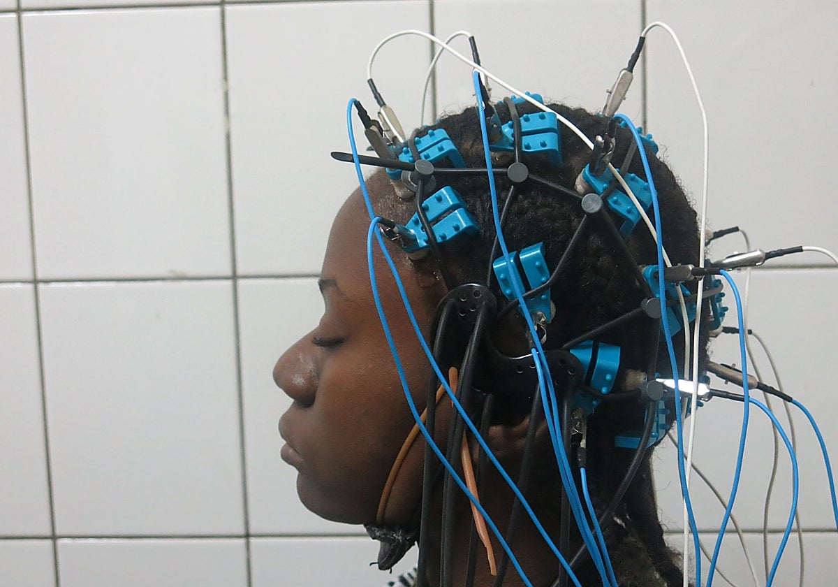 Una paciente se hace un encefalograma en el hospital