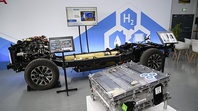 Toyota trabaja en la última fase de desarrollo del prototipo Hilux H2, en la cantera de JCB en Ramshorn, al sur de Mánchester (Inglaterra), donde se evalúa la capacidad de este modelo que incorpora una pila de combustible de hidrógeno