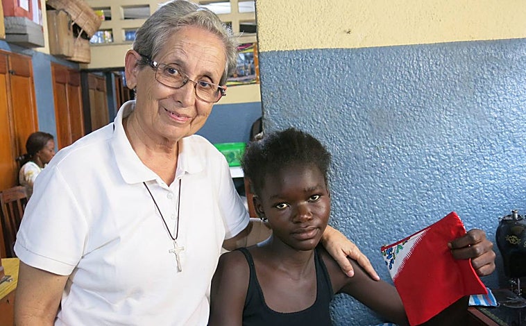 Imagen principal - En la primera imagen aparecen Sor Ángela con una mujer durante el taller de costura. Abajo, a la izquierda, personas en la sala de espera del hospital y, a la derecha, posa un paciente a la entrada del mismo