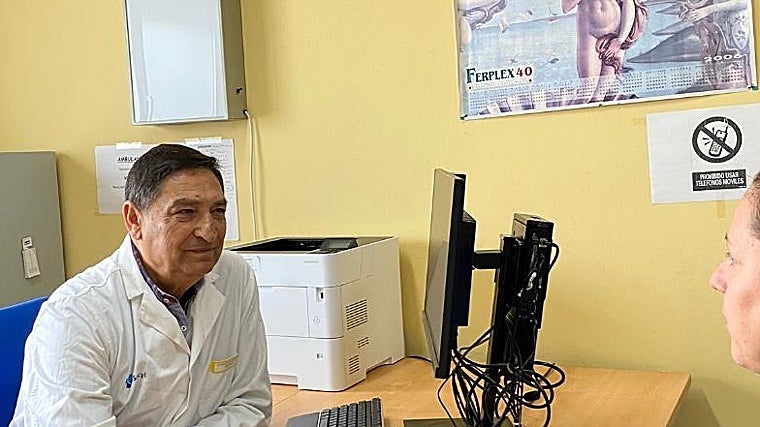 Hermenegildo Marcos, médico de familia, pasando consulta
