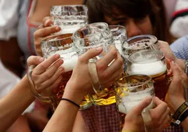 Jóvenes consumiendo cerveza durante una celebración