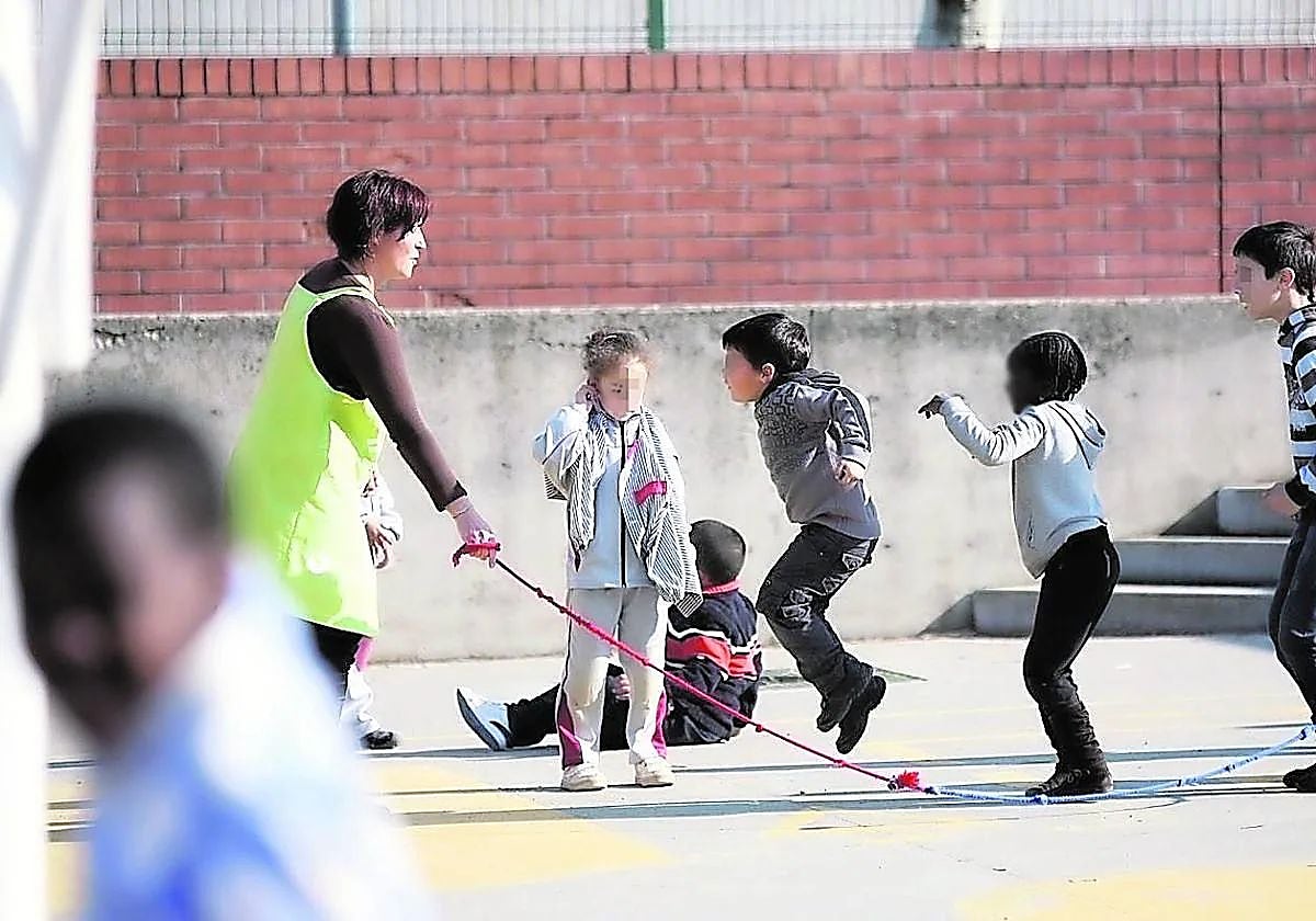 Varios niños juegan durante el recreo en un centro de Educación Primaria