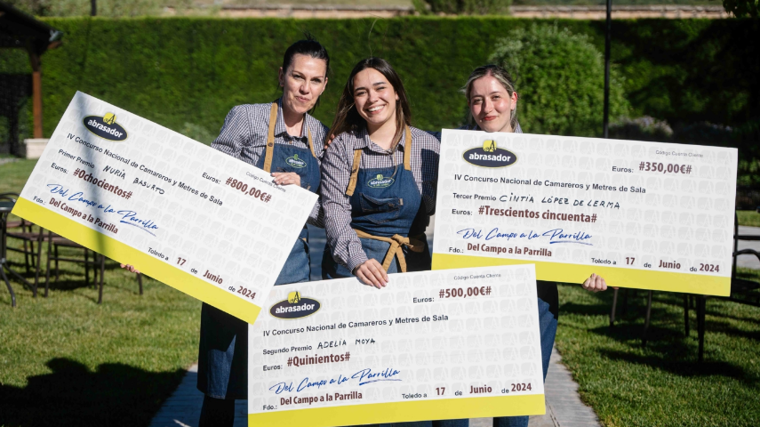 Triplete femenino en el podio de la final del concurso de camareros y metres