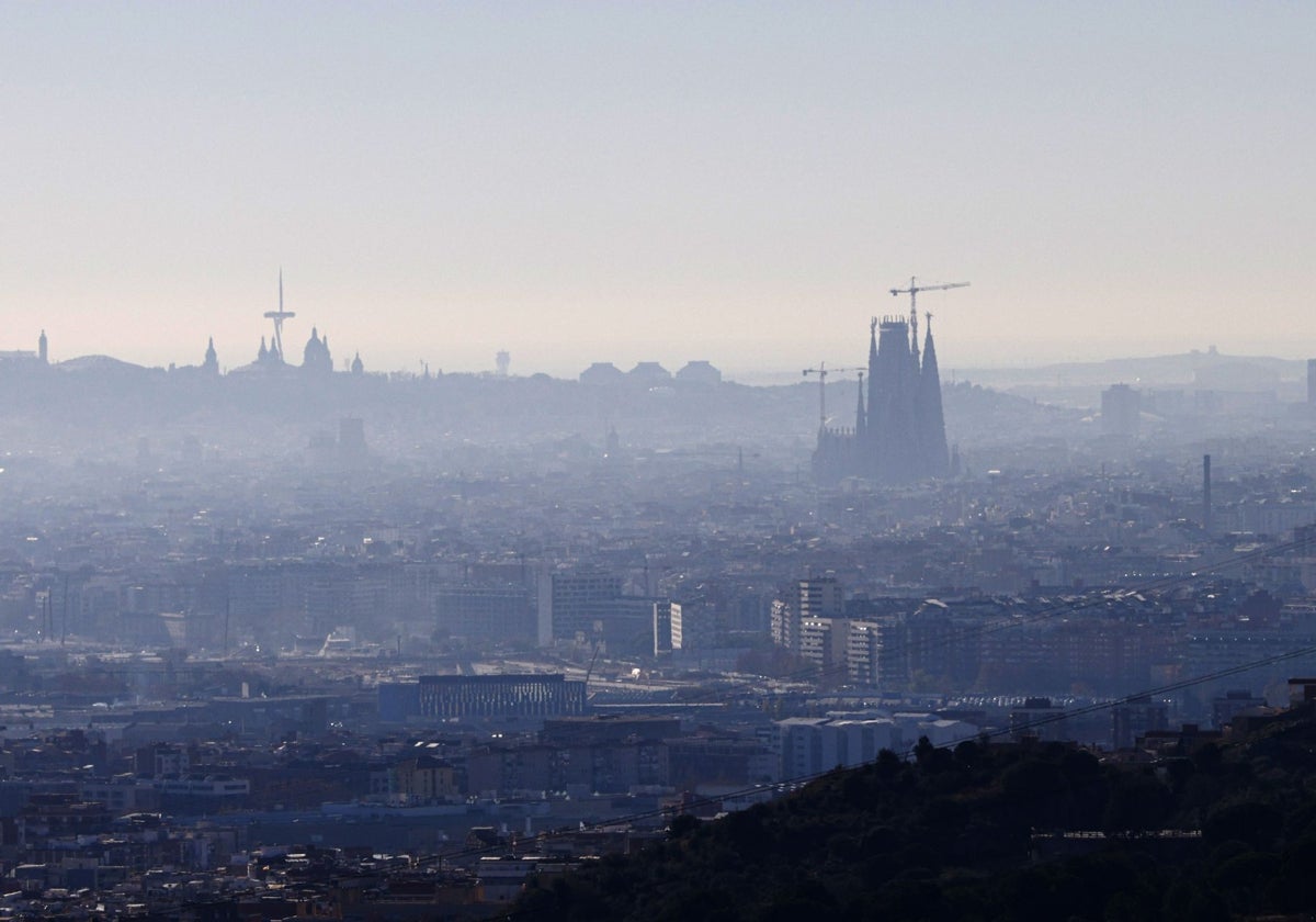 Bruma de contaminación sobre la ciudad de Barcelona en una imagen de archivo