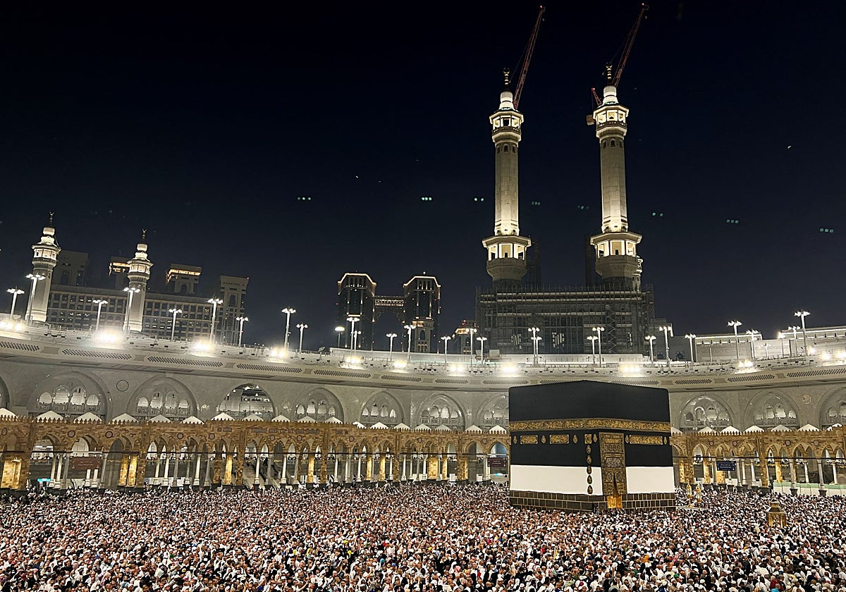 Peregrinos musulmanes rodean la Kaaba mientras realizan el Tawaf en la Gran Mezquita, durante la peregrinación anual haj, en La Meca