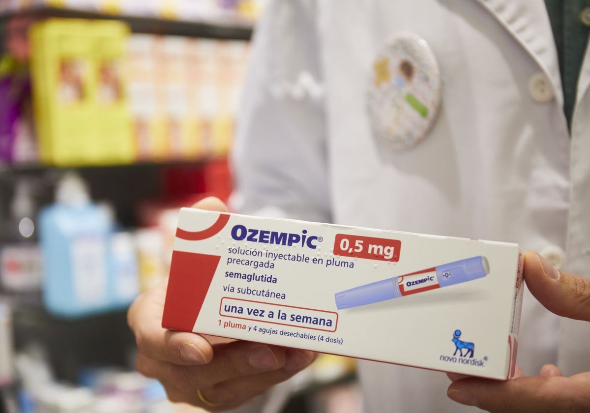 Un farmacéutico muestra una caja de Ozempic