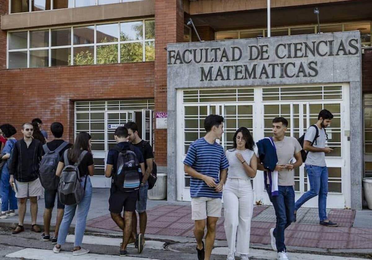 Estudiantes universitarios en la facultad de ciencias matemáticas de la Universidad Complutense de Madrid