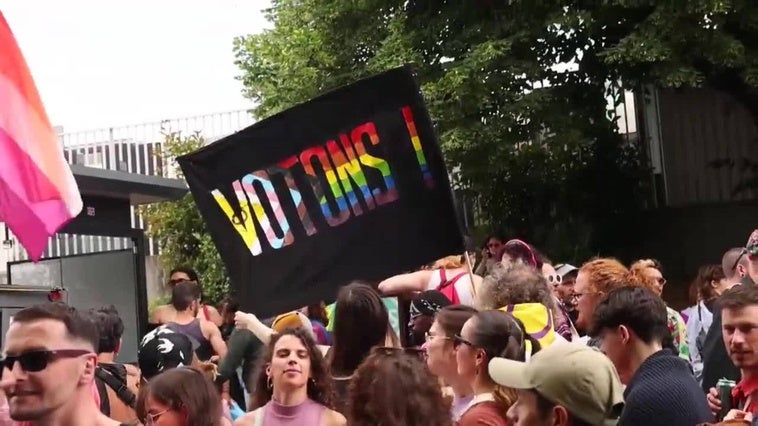 El "Orgullo de los suburbios" marcha contra la ultraderecha cerca de París