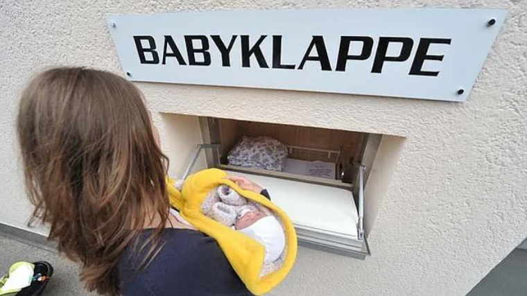 Imagen de la puerta de un buzón de bebés en Alemania