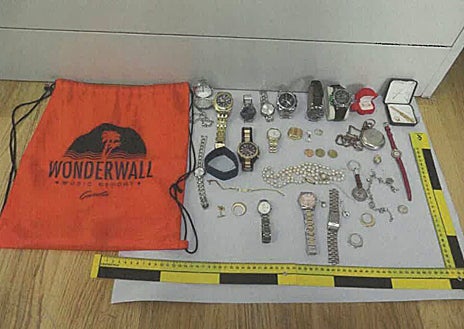 Imagen secundaria 1 - En la imagen superior, estado de la vivienda de los Villar Fernández incendiada por el asesino. Abajo, catorce relojes y la pulsera de la madre: 