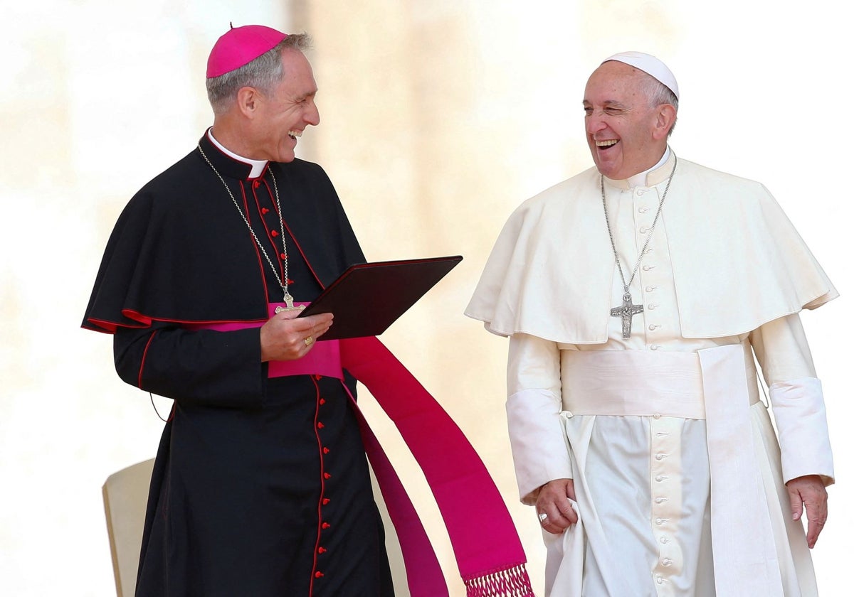 El secretario de Benedicto XVI, Georg Gänswein, con el Papa Francisco