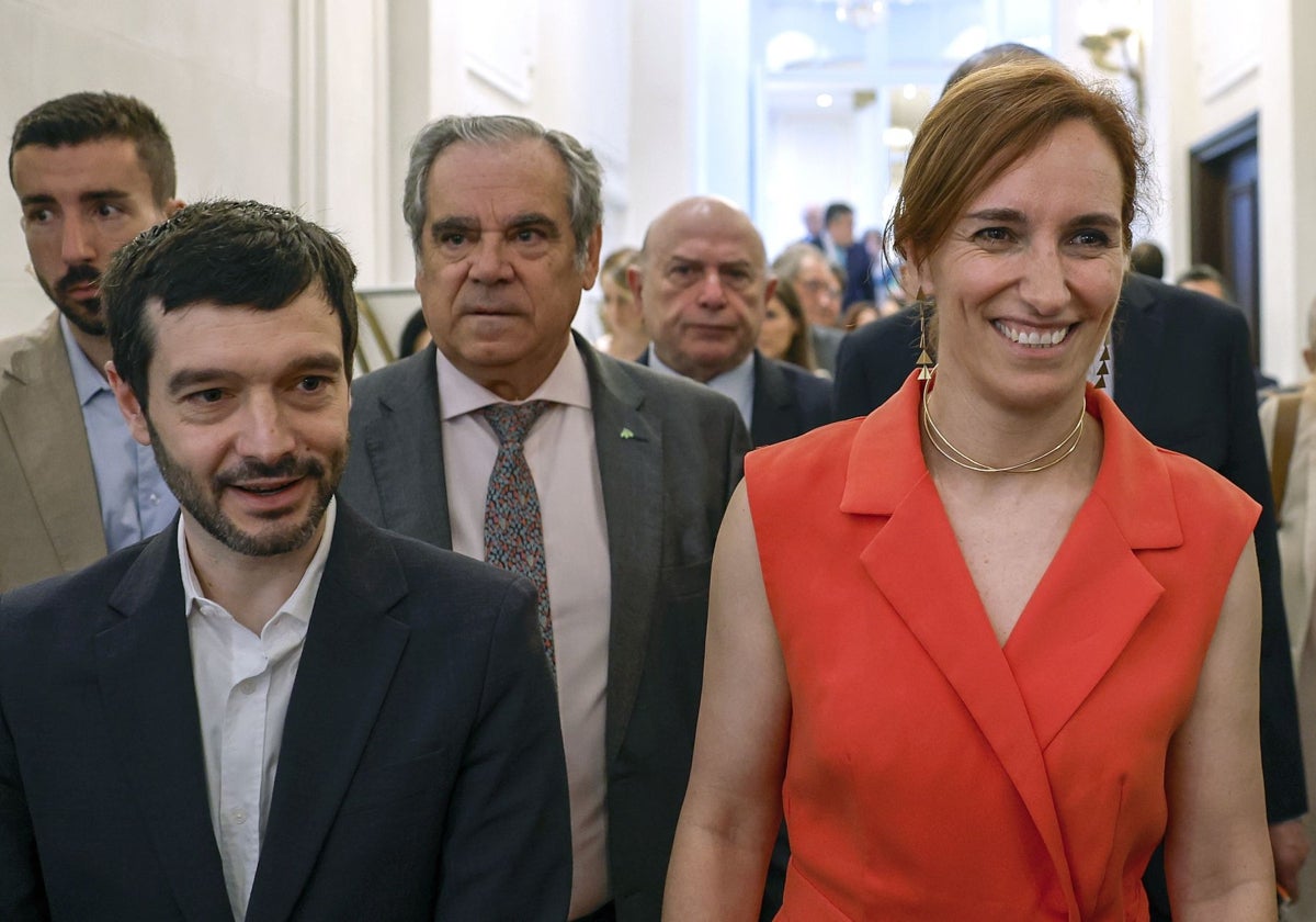 La ministra de Sanidad, Mónica García (d) junto al ministro de Derechos Sociales, Consumo y Agenda 2030, Pablo Bustinduy a su llegada al Foro Salud