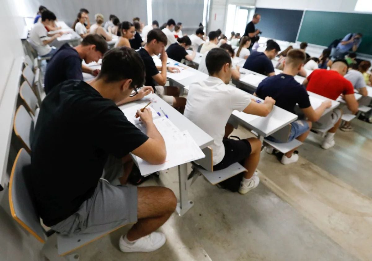 Aspirantes a universitarios realizando la prueba de Selectividad