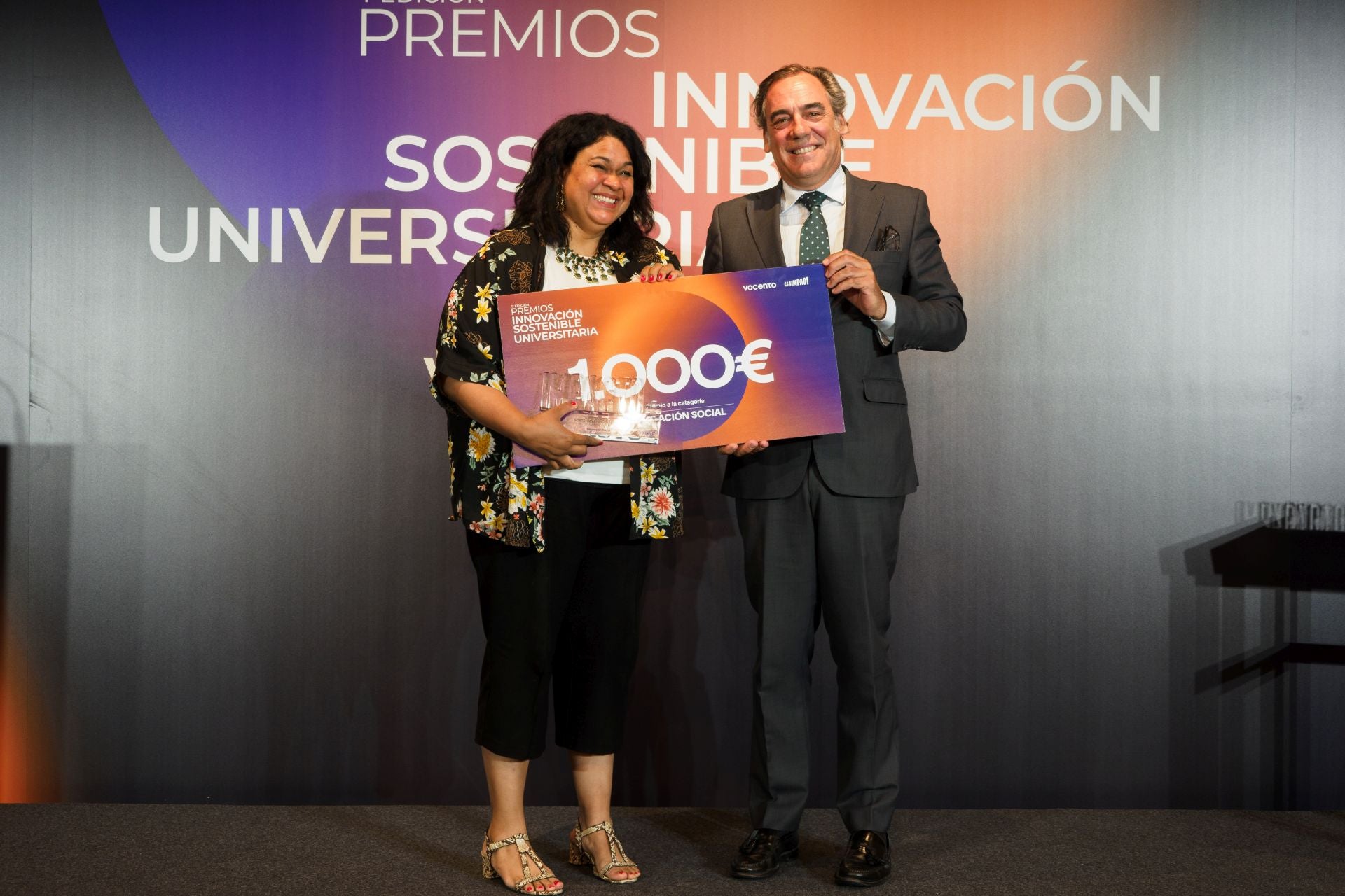 Xenia Perera Sokolova, estudiante de la Universidad Internacional de Valencia, recibe el premio de categoría Innovación Social de manos de Juan Luis Aguirrezábal, responsable de empleabilidad de Iberdrola