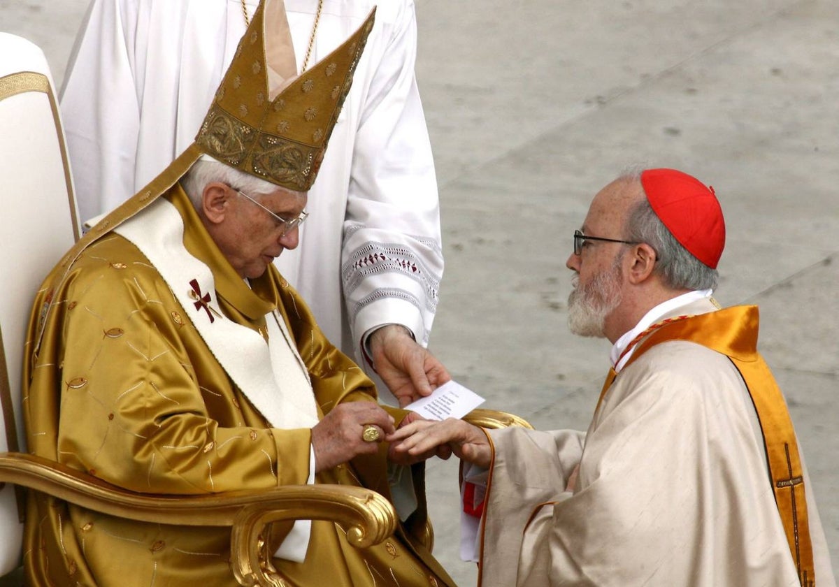 Benedicto XVI imponiendo el anillo cardenalicio al cardenal estadounidense Sean Patrick O'Malley