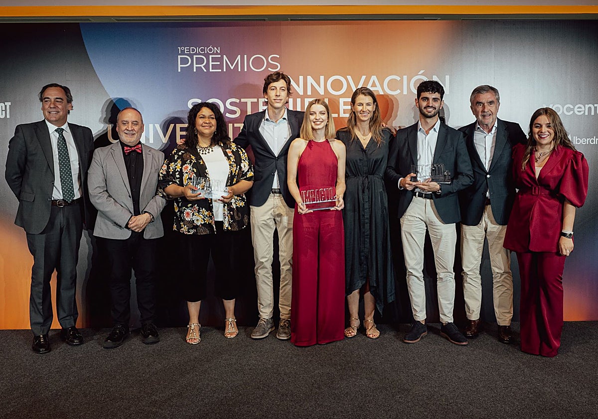Foto de familia de los Premios Innovación Sostenible Universitaria