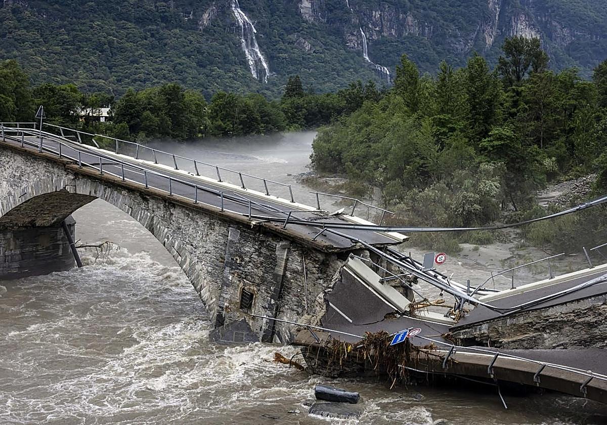 El puente Visletto se ha derrumbado a causa de las grandes inundaciones en el Valle de Maggia, Suiza