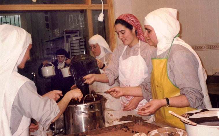 Imagen principal - ABC visitó Belorado en 2004. Entonces, sor Isabel acababa de llegar de Lerma, con otras tres monjas, para revitalizar la comunidad. En la foto de arriba, al fondo y con toca blanca se ve a sor Isabel en un momento en que toda la comunidad elabora trufas. . En la foto de abajo, un primer plano en la zona del locutorio