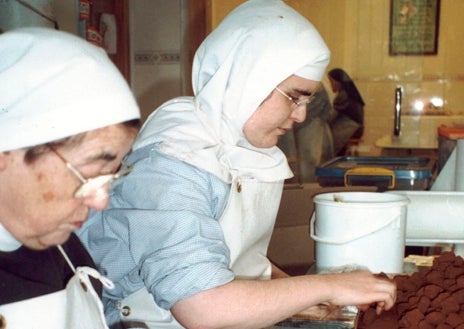 Imagen secundaria 1 - ABC visitó Belorado en 2004. Entonces, sor Isabel acababa de llegar de Lerma, con otras tres monjas, para revitalizar la comunidad. En la foto de arriba, al fondo y con toca blanca se ve a sor Isabel en un momento en que toda la comunidad elabora trufas. . En la foto de abajo, un primer plano en la zona del locutorio