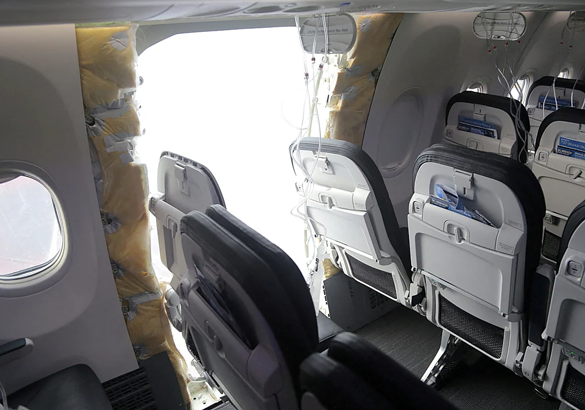 Un vuelo de Alaska Airlines con este avión perdió una ventana y parte del fuselaje