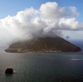 Italia eleva al máximo el nivel de alerta tras la erupción del volcán Estrómboli