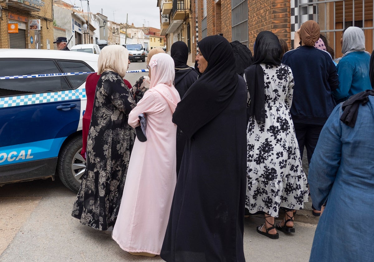 Conocidas y familiares de Ammal, de su hijo e hija en Las Pedroñeras (Cuenca) tras conocerse su triple asesinato el pasado 29 de junio