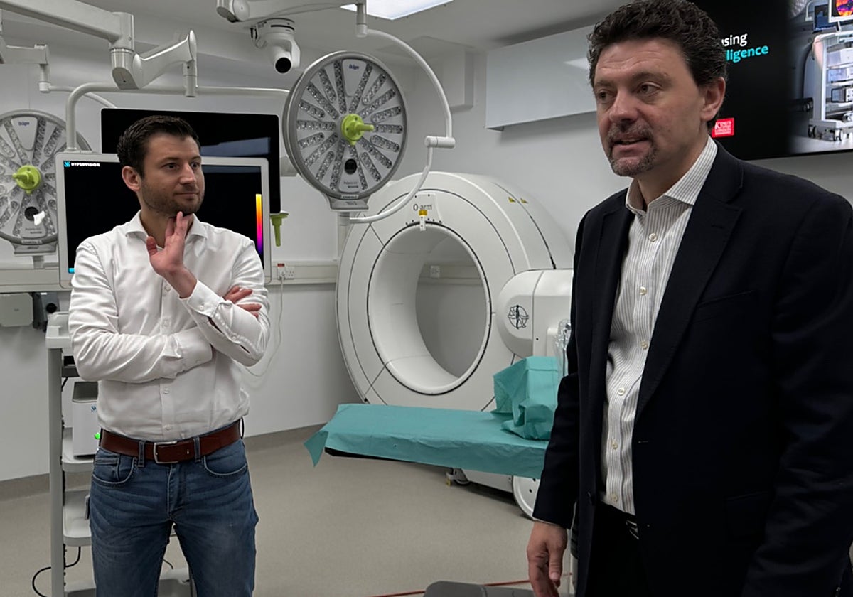 El profesor Sebastien Ourselin, director de LIHE en el King's College de Londres y Michael Ebner, CEO y cofundador de Hypervision Surgical, haciendo una demostración simulada de análisis de tejido en tiempo real en el quirófano del Departamento de Ingeniería Quirúrgica e Intervencionista