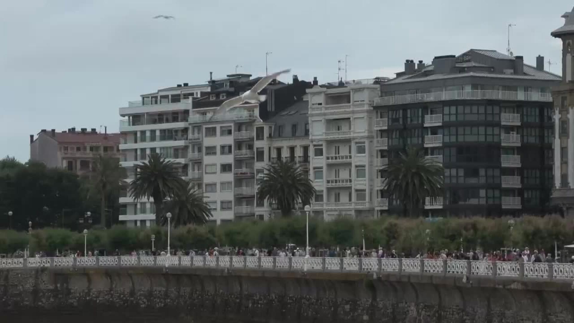 La playa se llena de gente en San Sebastián