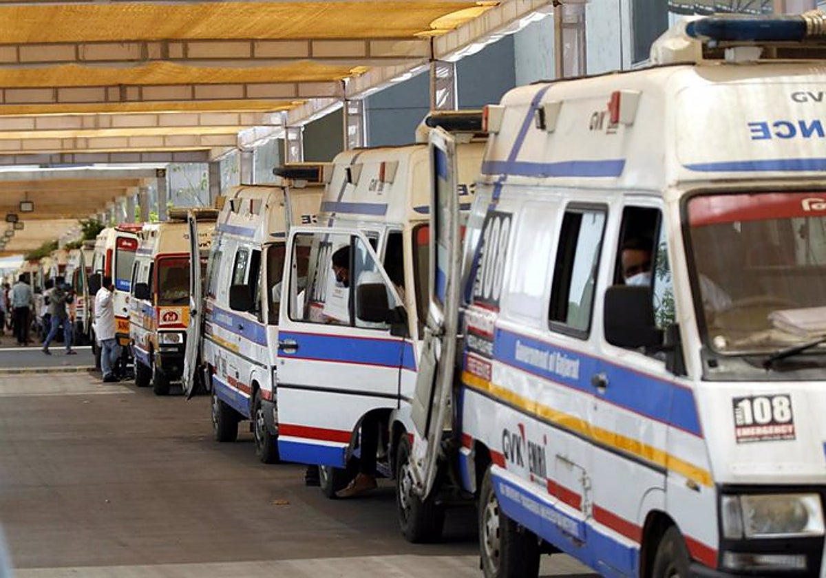 Imagen de archivo de unas ambulancias frente a un hospital en Ahmedabad, India