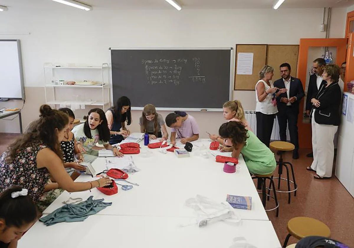 El presidente en funciones Pere Aragonés en una visita a un centro